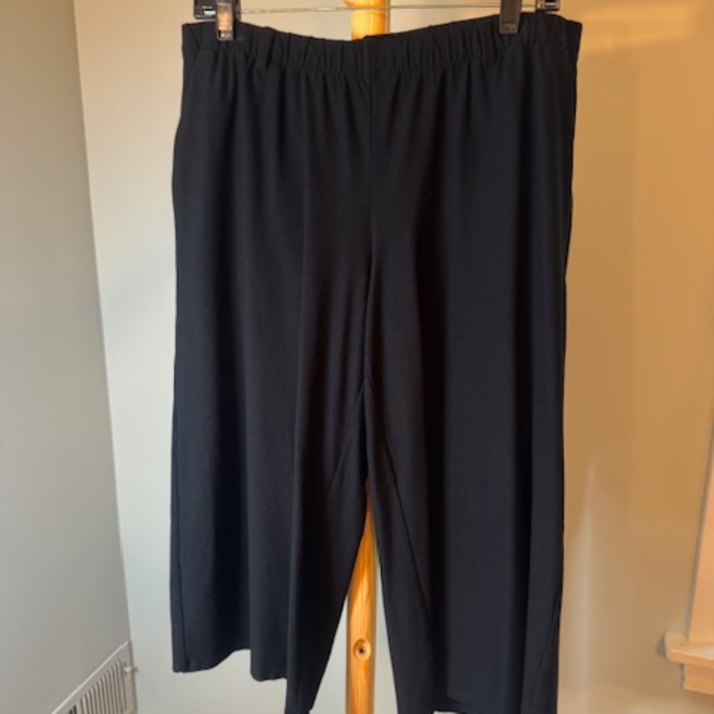 Eileen Fisher Black Crepe Cropped pants, Size M